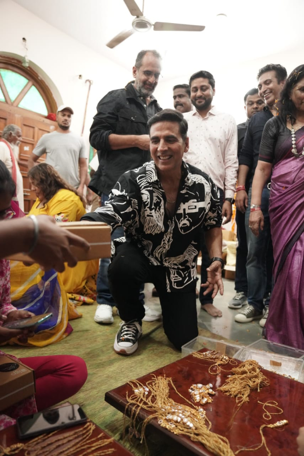 Akshay Kumar, Aanand L Rai and team from Raksha Bandhan visit Goliyawas village in Jaipur;  receive rakhis from different women 