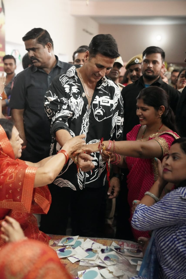 Akshay Kumar, Aanand L Rai and team from Raksha Bandhan visit Goliyawas village in Jaipur;  receive rakhis from different women 