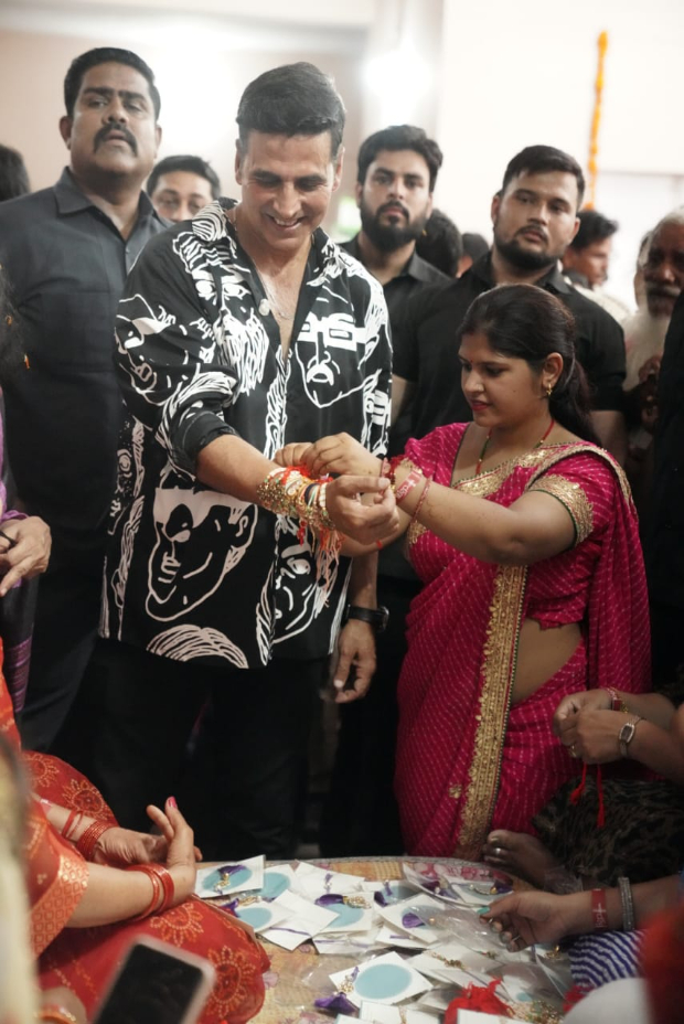 Akshay Kumar, Aanand L Rai and team from Raksha Bandhan visit Goliyawas village in Jaipur;  receive rakhis from different women 