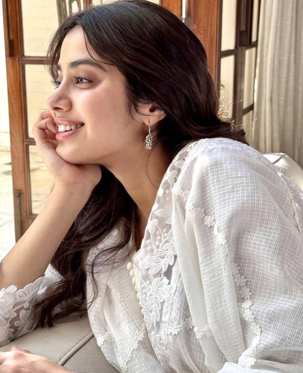 Janhvi Kapoor exudes elegance in white kurta;  seeks 'luck' for Mr and Mrs Mahi .'s outdoor schedule